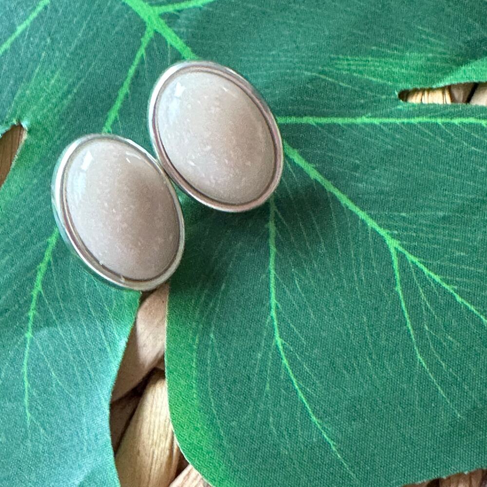 BOGO FREE Beige oval retro VTG statement 80’s earrings